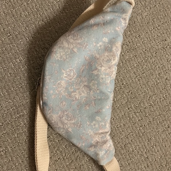 Wild fable fanny pack. Blue and white design. Linen colored adjustable strap. - Picture 4 of 8